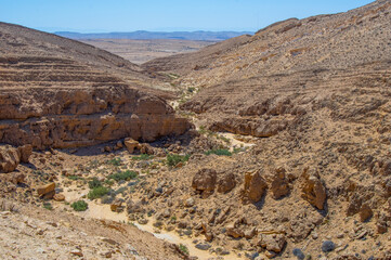 イスラエル南部のネゲヴ砂漠にあるマムシト遺跡付近の涸れ川（ワディ）