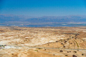 イスラエル側から見下ろす死海とヨルダン地溝帯