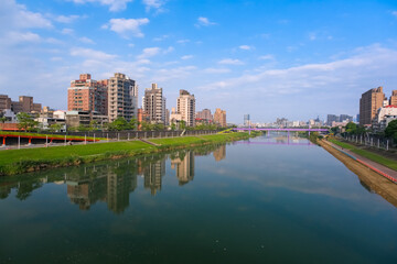 台湾 台北市 レインボー橋から眺める基隆河と台北の街並み