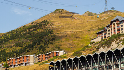 Station de ski de la Mongie, dans les Pyrénées, avec une vue sur les montagnes