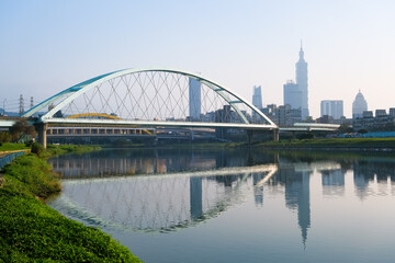 台湾 台北市 基隆河と台北の高層ビル群