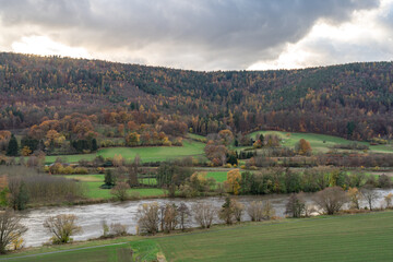 Fototapeta na wymiar Das grüne Maintal bei Miltenberg im Herbst
