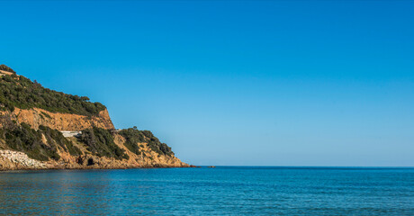 Fototapeta premium La Méditerranée et le rivage corse à Fautea, France