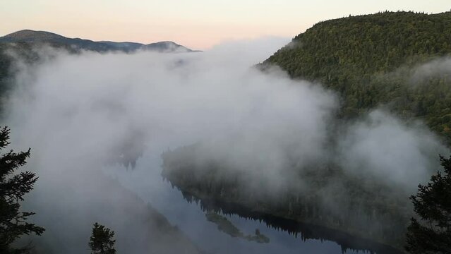 At the beginning of the Autumn, sunrise on the Jacques Cartier River from the lookout of the &laquo;&nbsp;Eperon&nbsp;&raquo; trailhead in the Jacques Cartier National Park (Quebec, Canada) 