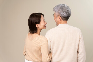 日本人ミドル世代夫婦のポートレート/腕を組み話している後ろ姿