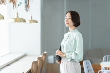 カフェでパソコンを持つミドル女性