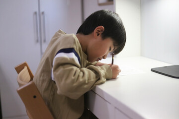 硬筆の練習をする男の子
