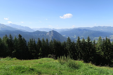 Blick vom Berg Jenner bei Schönau am Königssee auf eine Bergwiese und gegenüber liegende Berggipfel