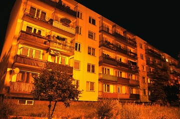 Old apartment block at night - obrazy, fototapety, plakaty
