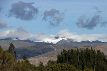 Paisaje andino, de fondo el Nevado HUaytapallana en el valle del Mantaro, bosques de eucaliptos 