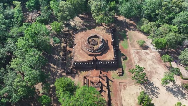 Wat Chang Rob in Kamphaeng Phet Historical Park, Thailand