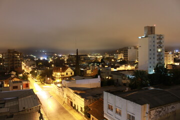 Ciudad en noche nubosa