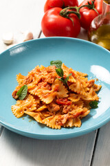 Piatto di pasta condita con deliziosa salsa di pesce, cibo italiano