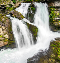Fototapeta premium Wasserfall im Ort Geiranger
