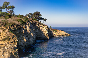  2023-10-24 THE ROCKY SHORELINE BY THE LA JOLLA COVE WITH A NICE BLUE OCEAN AND SKY 