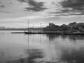 Il porto di Castellammare del Golfo al tramonto