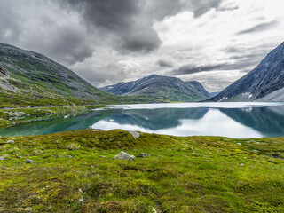 Fjell in Norwegen mit See und Berge