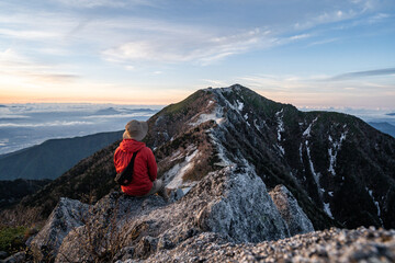 鳳凰三山で日の出を見る登山者（日本 - 山梨県）
