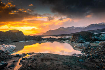Obraz premium Amazing sunset over the melted ice of Vatnajokull Glacier National Park, Iceland