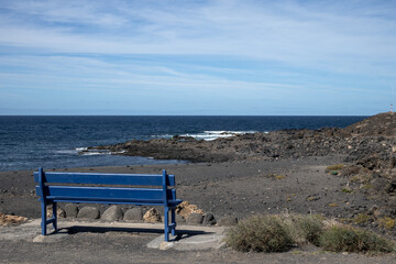 Obraz premium Blue bench and Atlantic ocean, Lanzarote, Spain