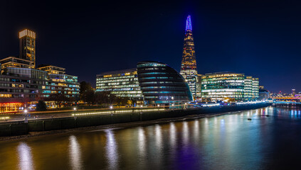Obraz premium Night view of shard of London and the South bank offices, England
