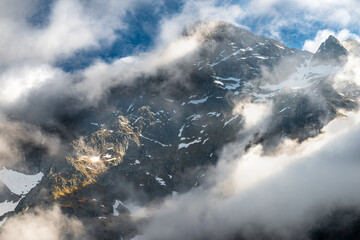 panorama szczytów gór wysokich wyłaniających się z chmur - obrazy, fototapety, plakaty