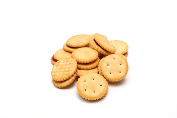 白背景の苺ジャムを挟んだクラッカー