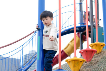 公園で遊ぶ男の子