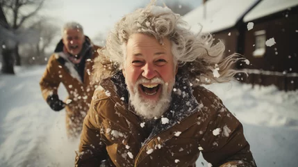 Fotobehang Alter Mann mit weißem Bart rennt lachend im Schnee - Winter © tobiasott