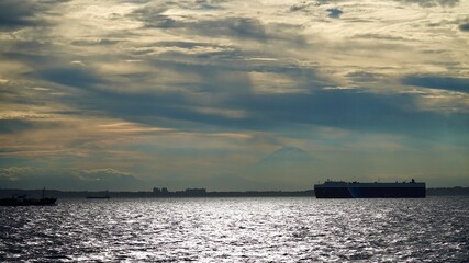 東京湾を航行するタンカー
