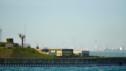 東京湾に浮かぶ人工島である第二海堡の望遠写真