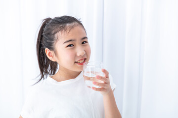 水を飲む女の子　girl drinking water