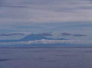 Blick von Santa Cruz auf de Teide in Wolken auf Teneriffa 