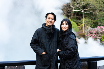 別府温泉で記念撮影する夫婦２
