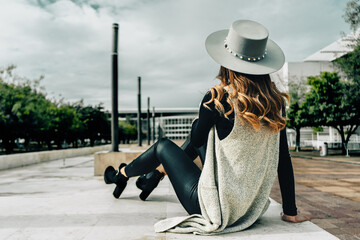Mujer sentada, observando.