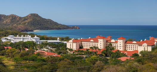 Obraz premium Panoramic view of a red roofed hotel, contrasting with the blue waters of the shoreline in Costa Rica