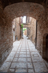 Obraz premium Cobblestone Pedestrian Alley in Spello - Italy