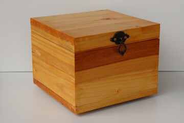 Wooden chest with retro handle. Rustic little chest to store objects and jewelry.