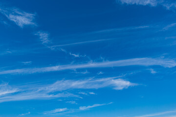青空と横切る雲