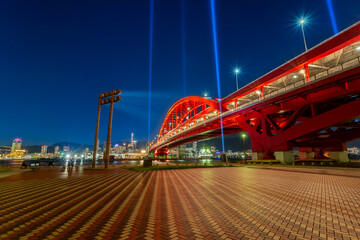 神戸ポートアイランド側からの神戸大橋ライトアップ、10月1日、日本