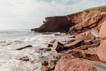 vue sur une falaise en bord de mer avec des vagues en été lors d'une journée ensoleillée 