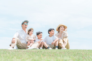青空の見える公園で遊ぶ家族・ファミリー・親子
