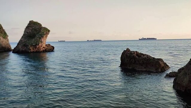 Vietri sul Mare - Panoramica degli scogli dei Due Fratelli dal pontile