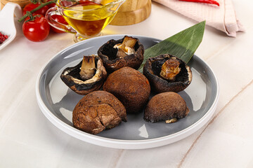 Baked brown champignons with spices
