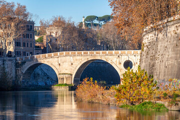 Pont à arches sur le Tibre à Rome en automne