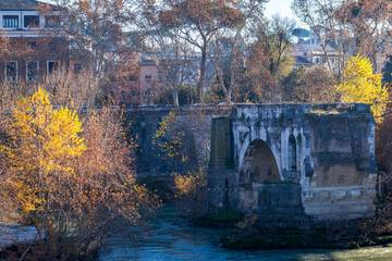 Ancien pont sur le Tibre à Rome