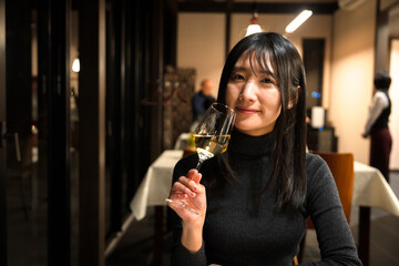 白ワインを飲む女性