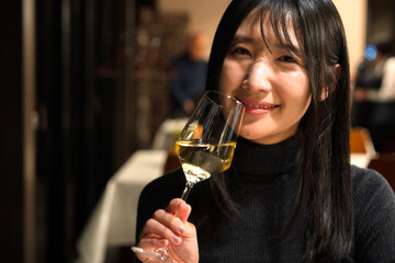 ワインを飲む女性１