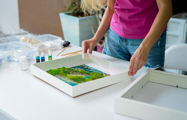 The process of making the art decor of epoxy resin, natural stones and moss