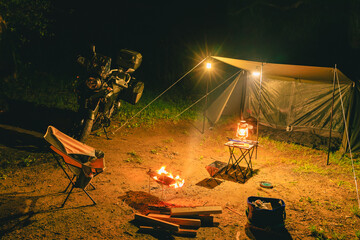 キャンプツーリングで焚き火を楽しむ